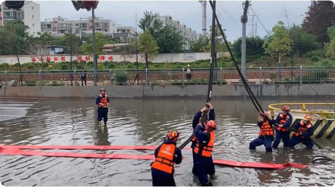 麒麟?yún)^(qū)遭暴雨突襲|部分道路積水嚴(yán)重，消防緊急排澇解憂