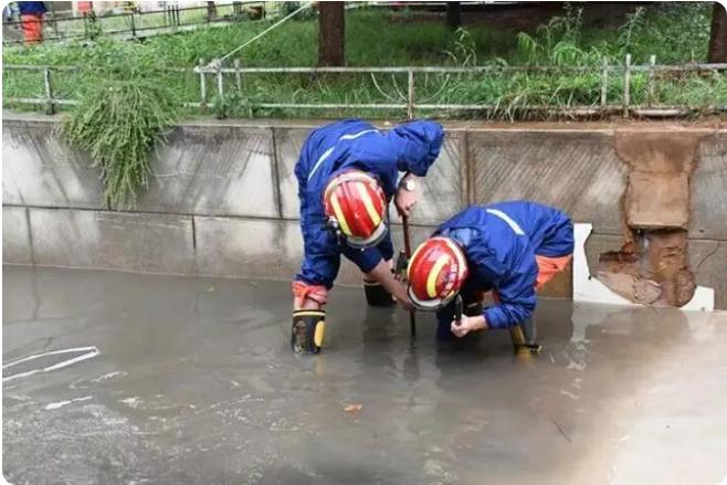 麒麟?yún)^(qū)遭暴雨突襲|部分道路積水嚴(yán)重，消防緊急排澇解憂